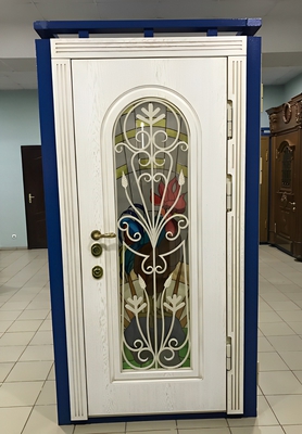 Остекленная дверь с витражом и ажурной решеткой