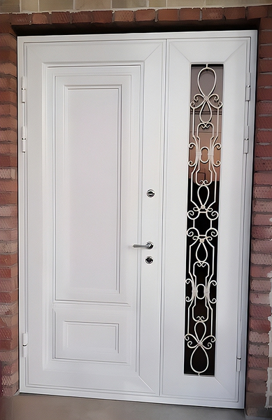 Белая дверь с остекленной створкой