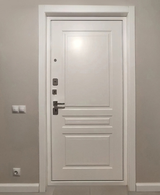 Белая квартирная дверь, вид изнутри