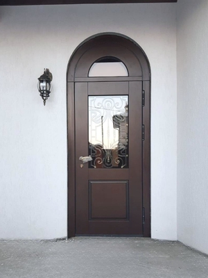 Дверь с арочной фрамугой, вид спереди