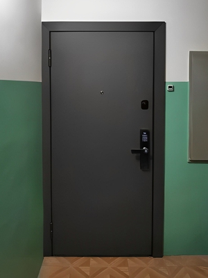 Дверь с электронным замком