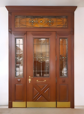 Остекленная парадная дверь с МДФ шпон