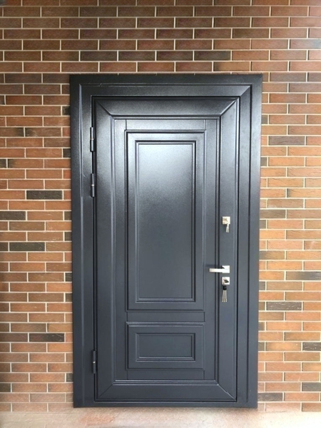 Порошковая дверь в кирпичном доме
