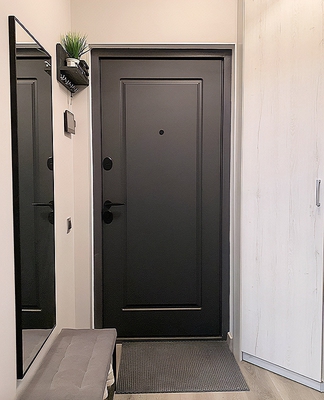 Серая квартирная дверь
